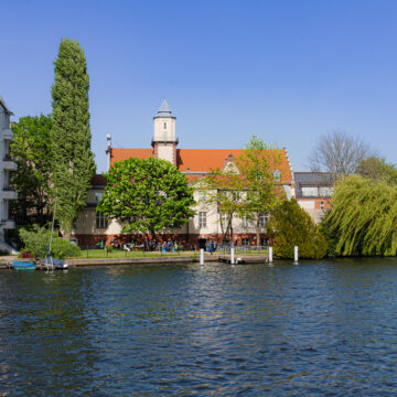 Oberstufenhaus der Oberschule Köpenick mit direktem Zugang zur Spree