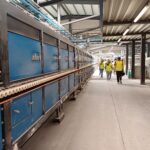 Eine Gruppe Schüler*innen besucht in ihrer WAT Praxiswoche einen Partnerbetrieb.