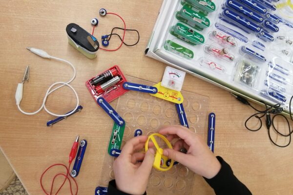 Schüler*in beim Upcycling-Basteln: aus altem Technikschrott wird Neues erschaffen.