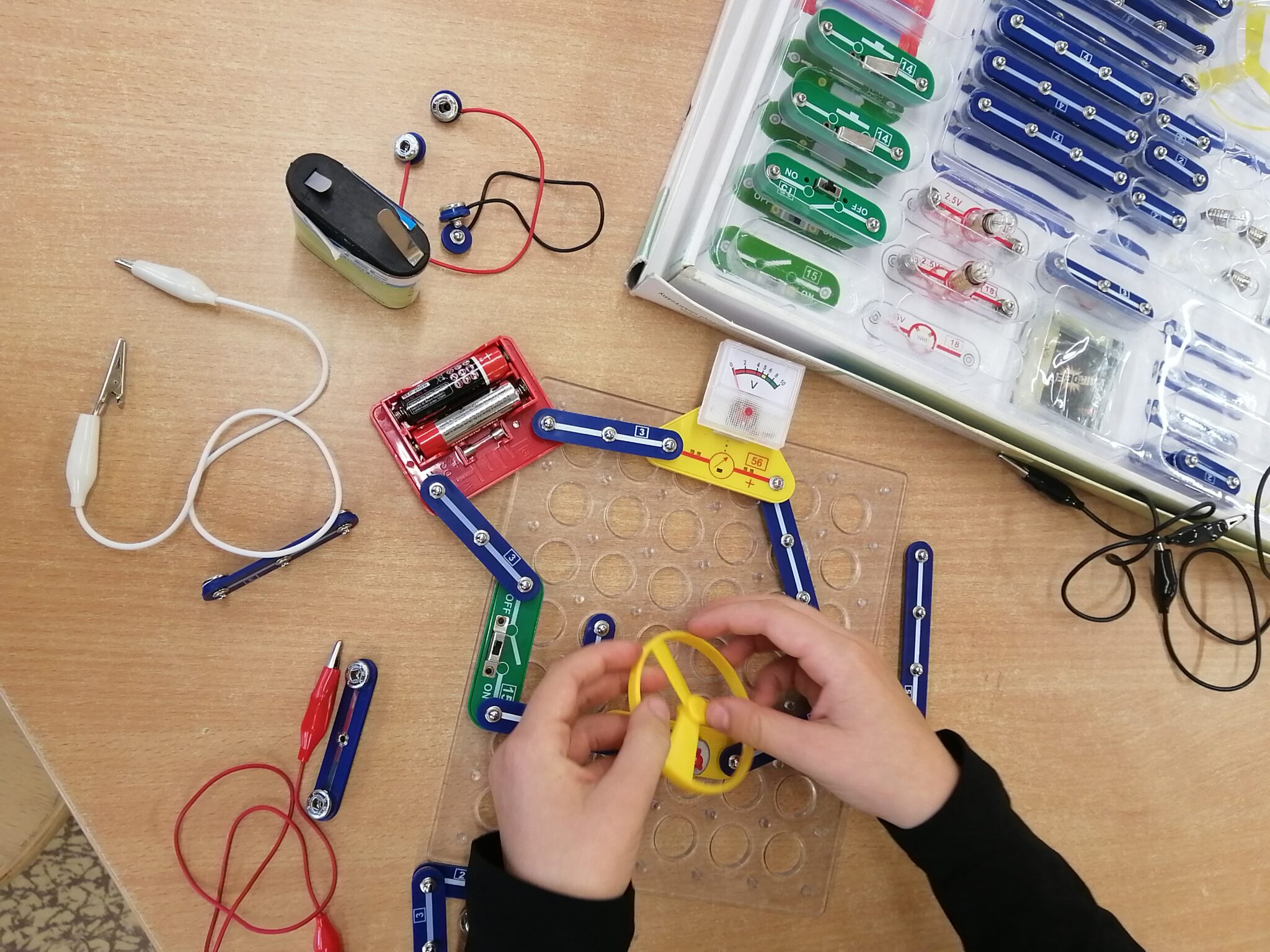 Schüler*in beim Upcycling-Basteln: aus altem Technikschrott wird Neues erschaffen.