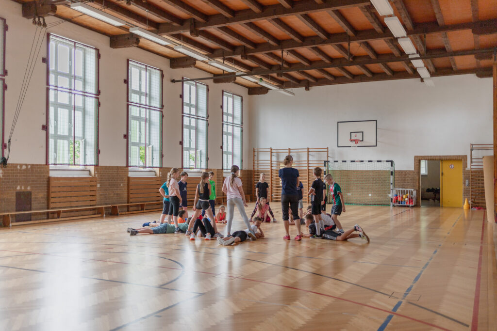 Kinder beim Sport-Unterricht in der Turnhalle an der Grundschule Mahlsdorf