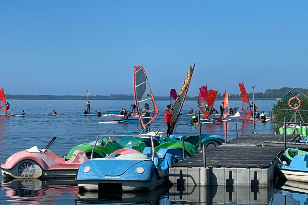 Achtklässler der Oberschule Köpenick beim Windsurfen im Wassersportcamp an der Ostsee