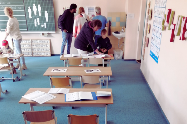 Kleine und große Besucher schauen sich einen Klassenraum der BEST-Sabel Grundschule Kaulsdorf näher an