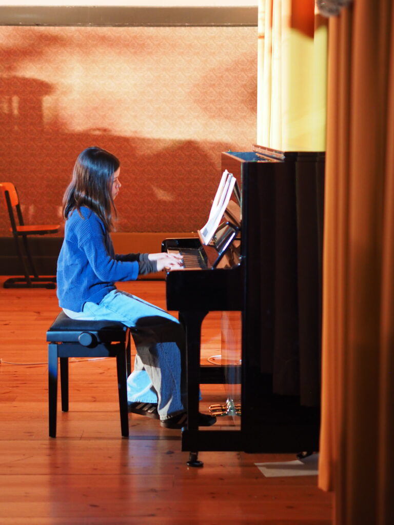 Mädchen am Klavier beim Winterkonzert der BEST-Sabel Oberschule