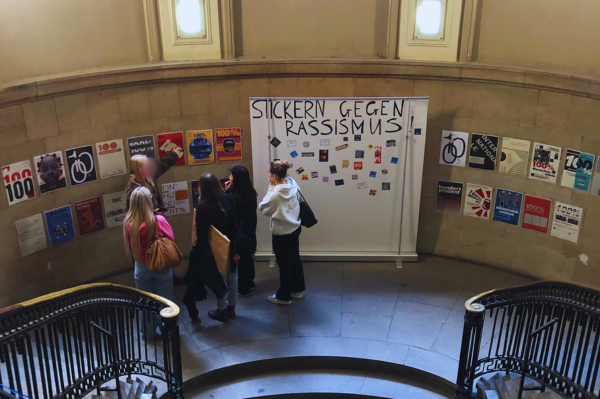 Stickerwand gegen Rassismus im Treppenhaus der Berufsakademie mit Schüler-Stickern