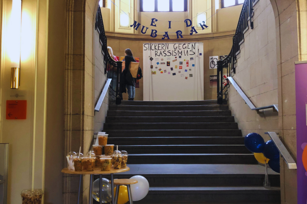 Ankündigung des gemeinsamen Zuckerfests im Eingangsbereich der BEST-Sabel Berufsakademie