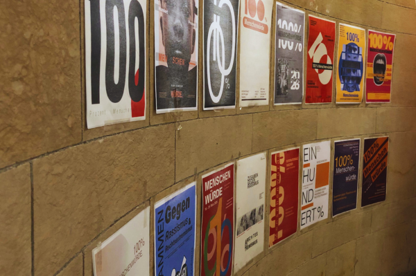 Von der BEST-Sabel Designschule selbst gestaltete Plakate zum Thema Rassismus hängen im Eingangsbereich der Berufsakademie