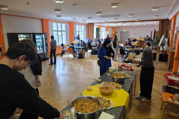 Gemeinsames Zuckerfest in der Lounge der BEST-Sabel Berufsakademie mit Schüler*innen und Buffet