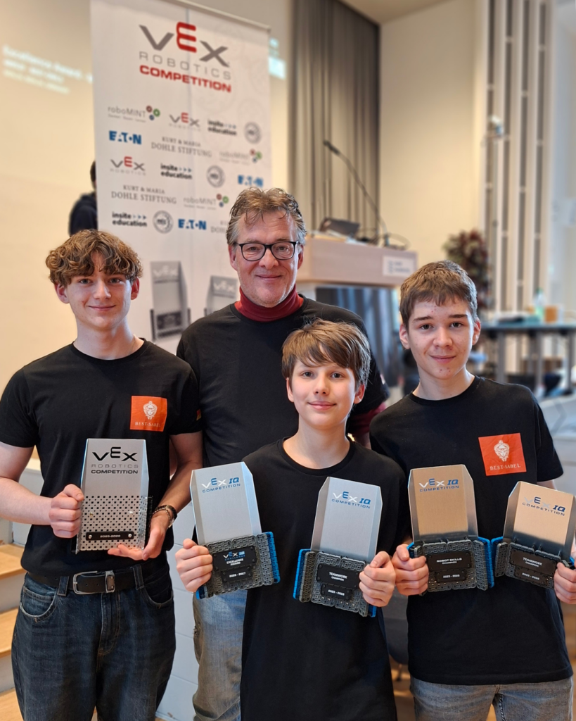 Robotik-Team BEST OWLS bei den VEX IQ German Masters Hamburg mit Pokalen