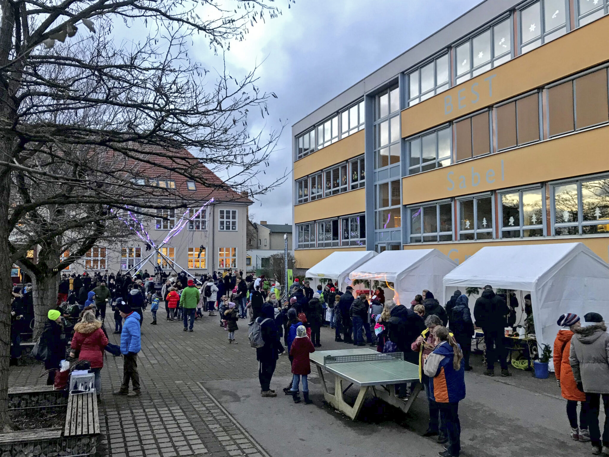 Im Dezember lädt unser traditioneller Adventsmarkt die gesamte Schulfamilie sowie Nachbarinnen und Nachbarn zu einem stimmungsvollen Miteinander ein. Freuen Sie sich auf viel Spaß für Groß und Klein mit einer Riesenrutsche, einem Riesentrampolin sowie leckeren Waffeln, Zuckerwatte und vielen liebevoll gestalteten Ständen mit schönen Geschenkideen. Wie in jedem Jahr kommen alle Erlöse und Spenden einem guten Zweck zugute. In diesem Jahr unterstützen wir die Lebenshilfe Brandenburg als unseren ausgewählten Partner. Wir freuen uns auf viele kleine und große Besucherinnen und Besucher, um gemeinsam die Adventszeit zu begrüßen und einen schönen Tag in festlicher Atmosphäre zu verbringen.